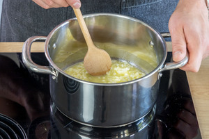 Zwiebelwürfel in Butter anschwitzen