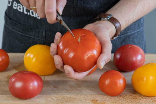 Tomaten kreuzweise einschneiden
