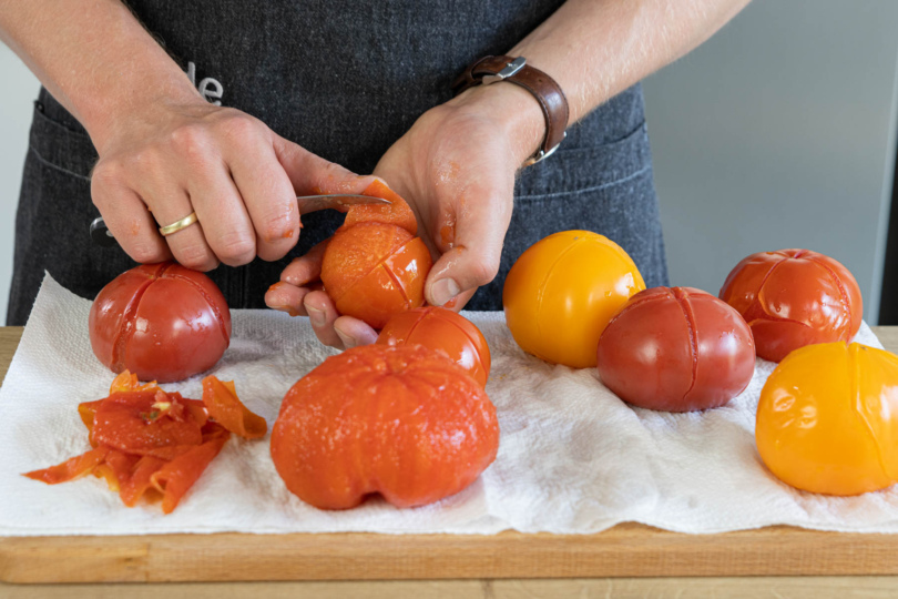 Haut der Tomaten abziehen