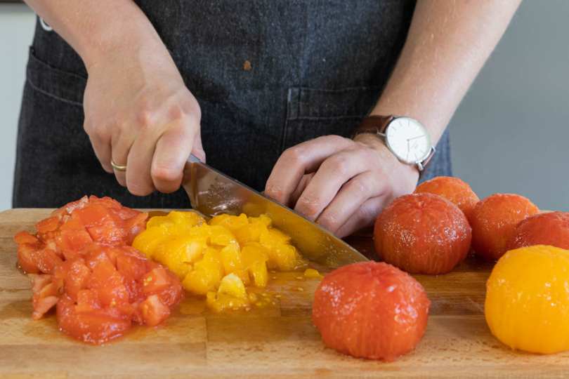 Tomaten klein hacken