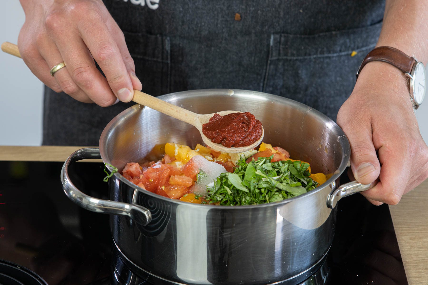 Tomatenmark dazugeben
