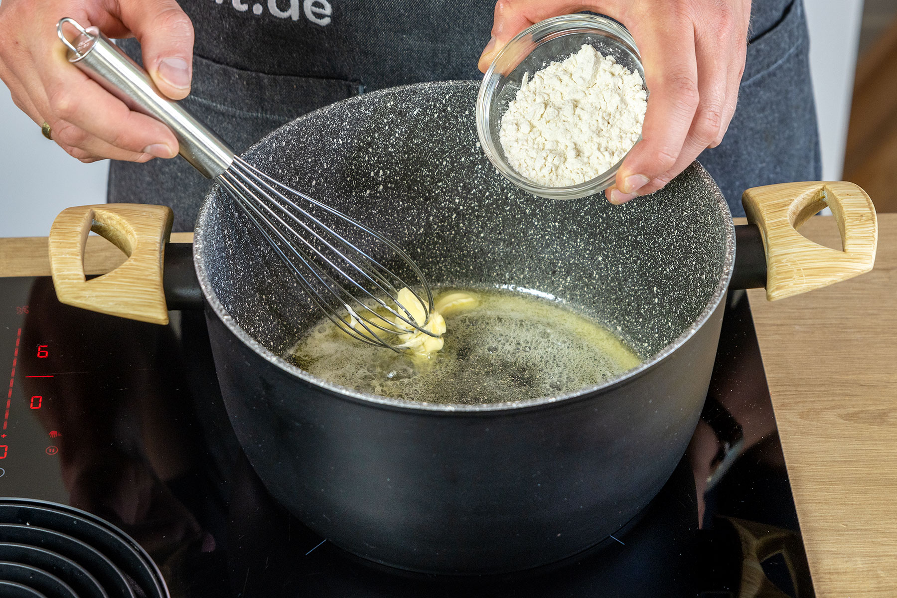 Mehl in die geschmolzene Butter einrühren