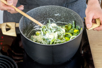 Porreegemüse mit Mehlschwitze nach Omas Rezept weich kochen