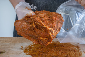 Fleisch in Beutel geben