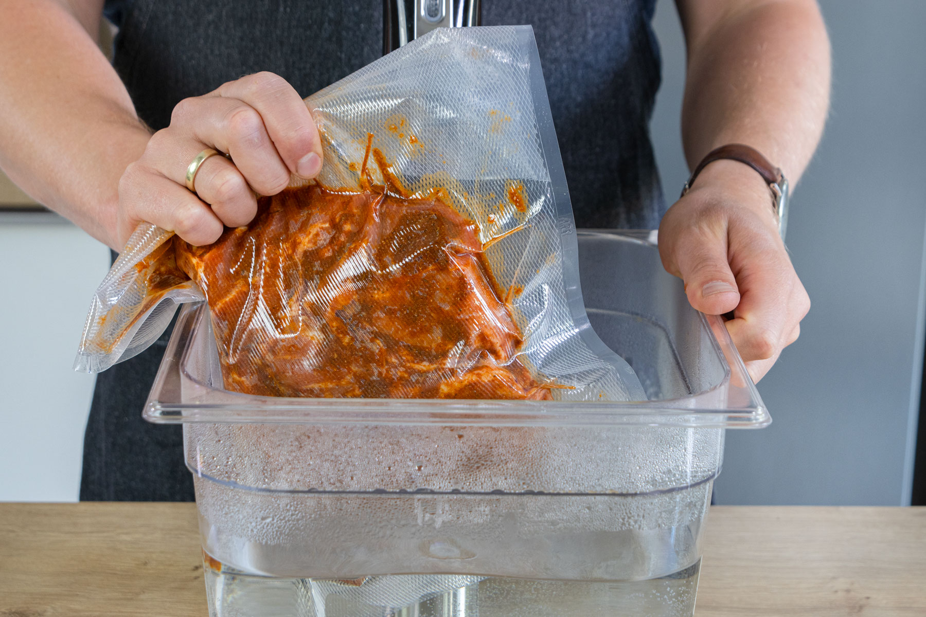 Fleisch in das Wasserbad geben