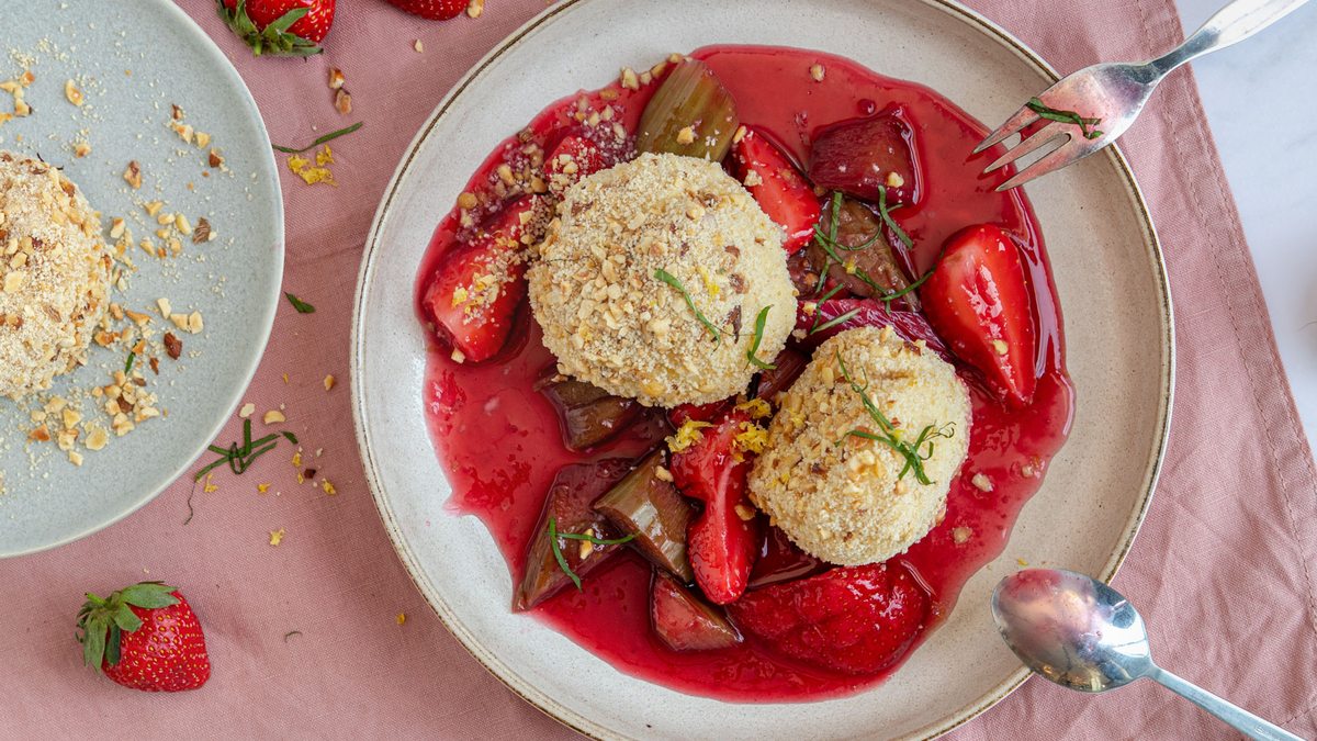 Quarkknödel mit Erdbeer-Rhabarber-Ragout