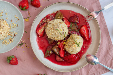 Quarkknödel mit Rhabarber-Ragout