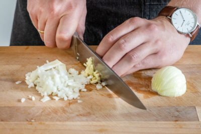 Zwiebel und Knoblauch schneiden