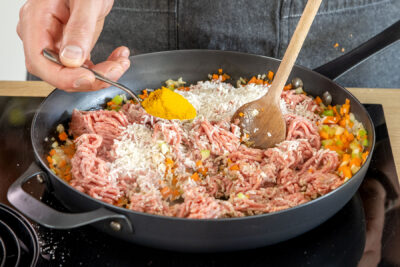 Hackfleisch, Reis und Curry dazugeben