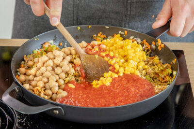 gehackte Tomaten, Kichererbsen uns Mais dazugeben