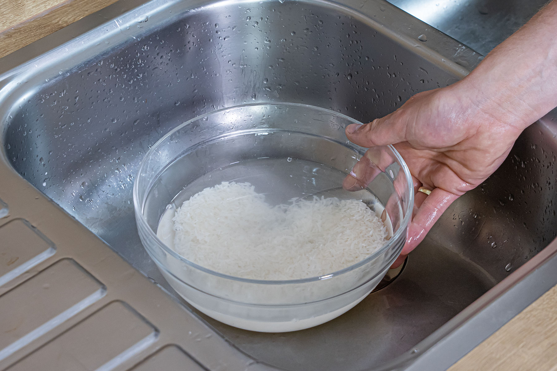 Reis waschen bis Wasser klar bleibt