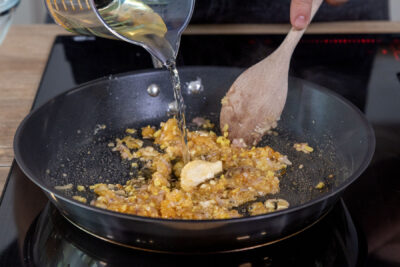Pfanne mit Weißweinessig ablöschen