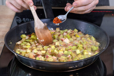 Chiliflocken zum Rhababer Chutney geben