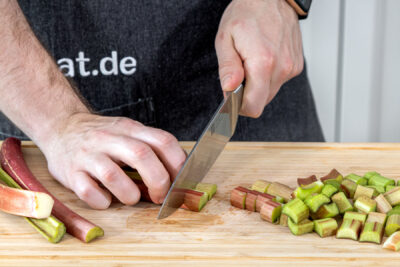 Rhabarber in Stücke schneiden