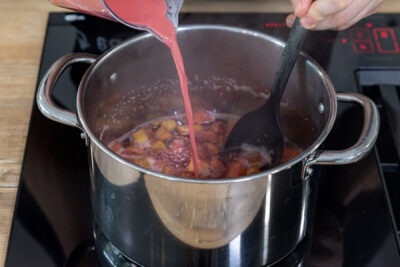 Pudding-Saft-Mischung in den Topf geben