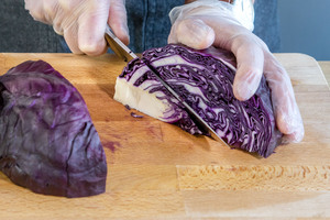 Strunk von Rotkohl entfernen