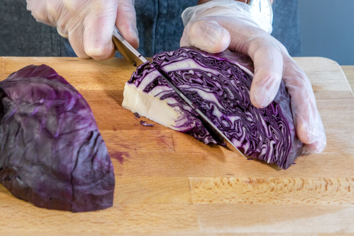 Strunk von Rotkohl entfernen