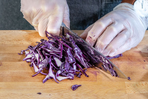 Rotkohl schneiden