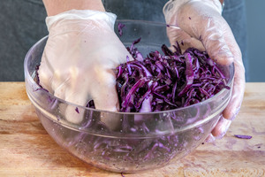Rotkohl durchkneten