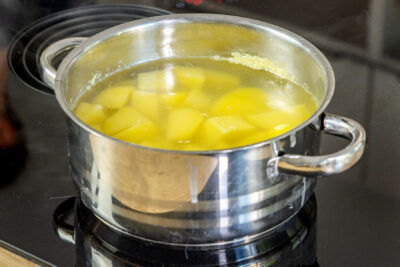Kartoffelstücke kochen