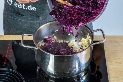 Rotkohl für den Rotkohlauflauf dazugeben