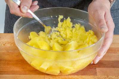 Kartoffeln mit Gabel zerdrücken