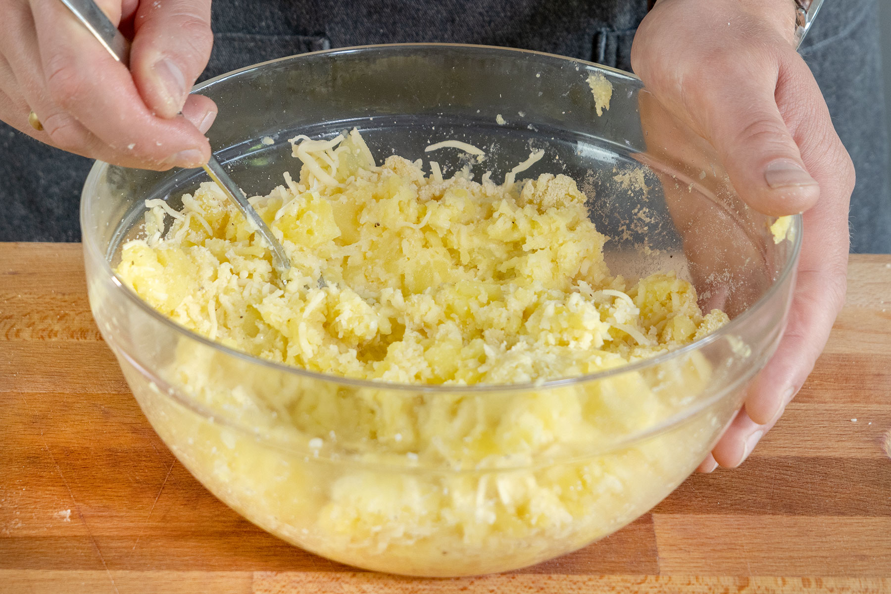 Kartoffeln Käse und Paniermehl für die Haube vom Rotkohlauflauf vermischen