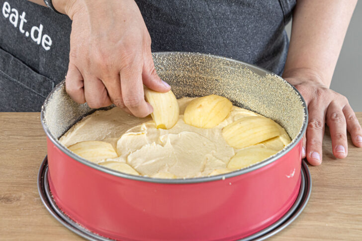 Äpfel auf dem Rührteig verteilen