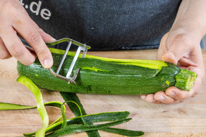 Zucchini schälen