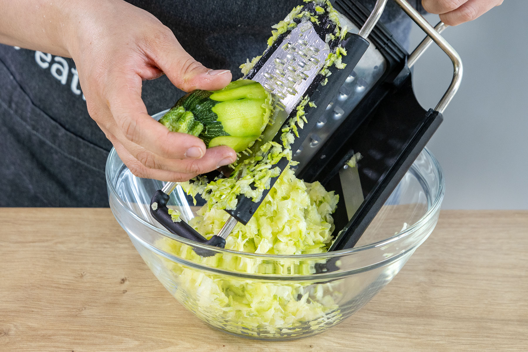 Zucchini reiben