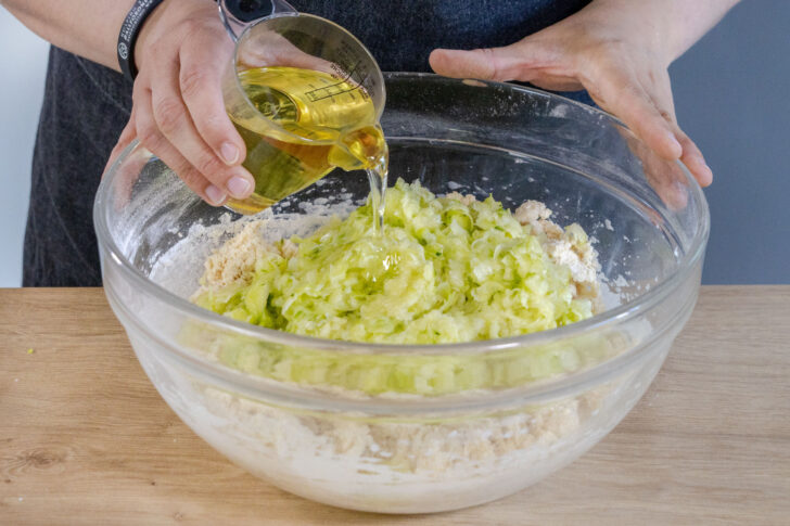 Öl und Zucchini dazugeben