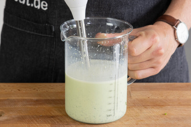 Sauerampfer und Milch pürieren