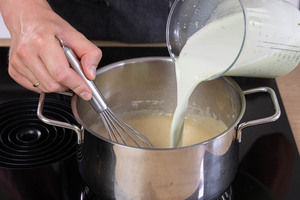 Sauerampfer-Milch in den Topf gießen