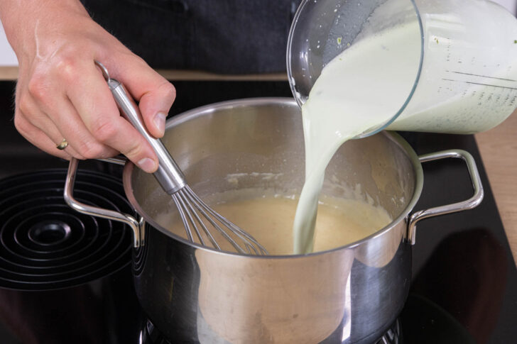 Sauerampfer-Milch in den Topf gießen