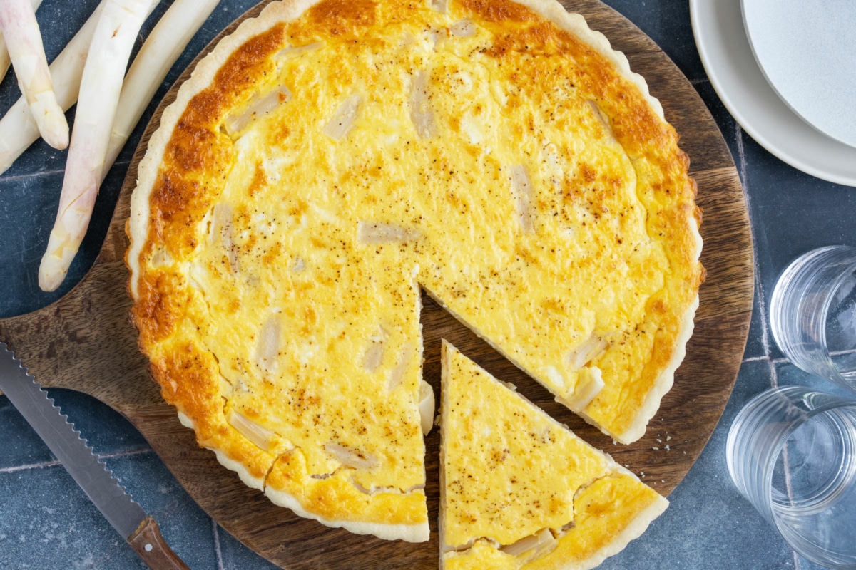 Schnelle Spargelquiche | Rezept - eat.de