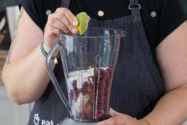 Limettensaft in den Mixer geben