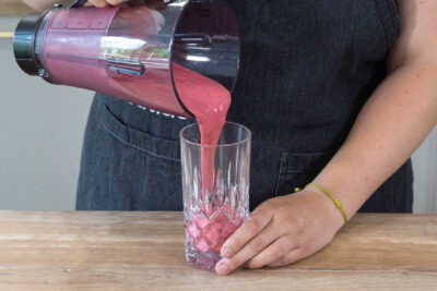 Schnellen Smoothie in ein Glas füllen