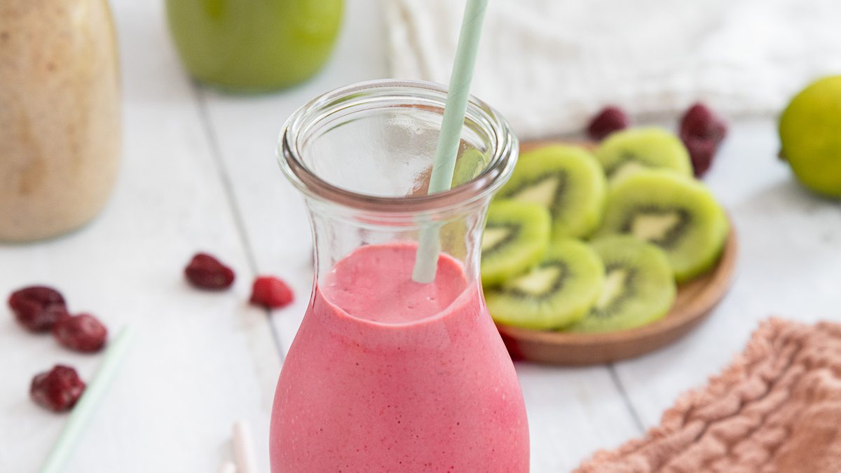 Schneller Smoothie mit gefrorenen Früchten | Rezept - eat.de
