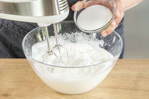 Eiweiß mit Salz und Zucker aufschlagen