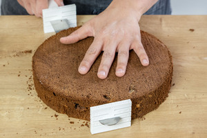Boden für die Schoko-Sahne-Torte waagerecht halbieren