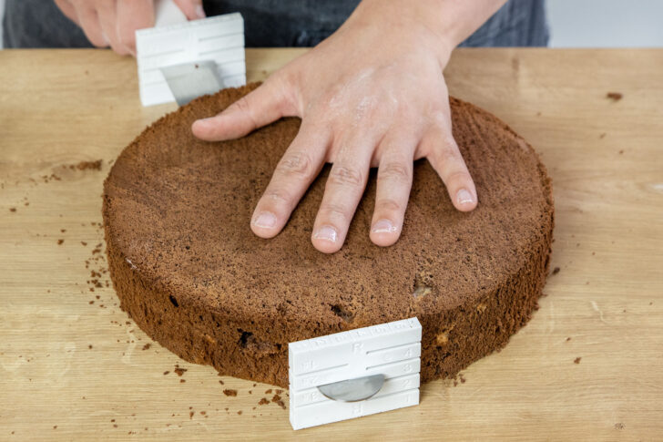 Boden für die Schoko-Sahne-Torte waagerecht halbieren