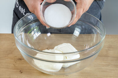 Quark und Zucker in eine Schüssel geben