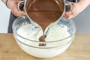Schokomilch in den Quark rühren