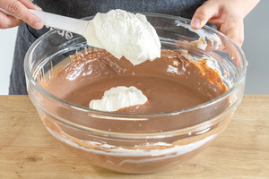 Schlagsahne unter die Schokoquarkcreme heben