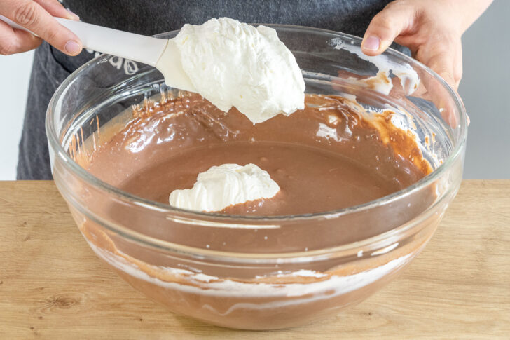 Schlagsahne unter die Schokoquarkcreme heben