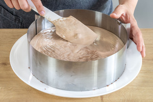 Creme auf dem Boden verstreichen
