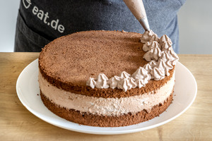 Schoko-Sahne-Torte mit Schlagsahne dekorieren