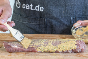 Fleisch mit Senf einstreichen