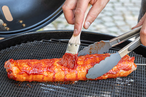 Schweinefilet im Speckmantel mit Marinade einpinseln