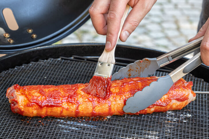 Schweinefilet im Speckmantel mit Marinade einpinseln